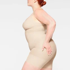 EVERYDAY SCULPT HIGH-WAISTED MID THIGH SHORT | SAND