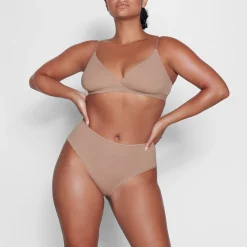 FITS EVERYBODY CROSSOVER BRALETTE | SIENNA