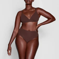 FITS EVERYBODY CROSSOVER BRALETTE | COCOA