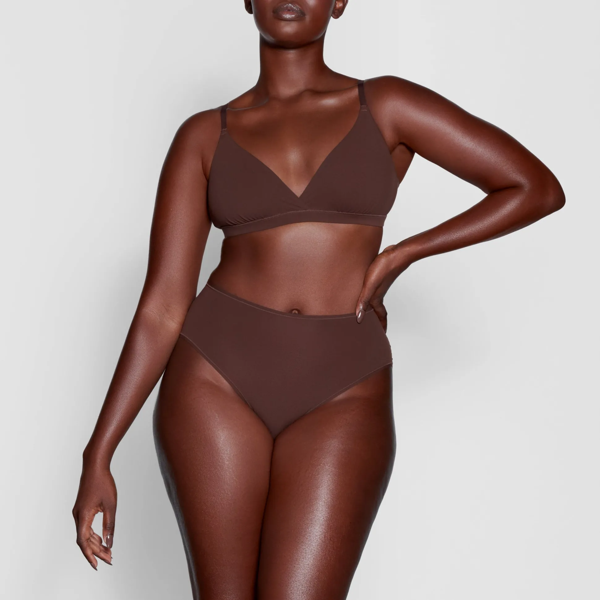 FITS EVERYBODY CROSSOVER BRALETTE | COCOA