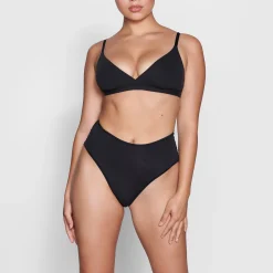 FITS EVERYBODY CROSSOVER BRALETTE | ONYX