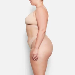 FITS EVERYBODY DIPPED FRONT THONG | MICA