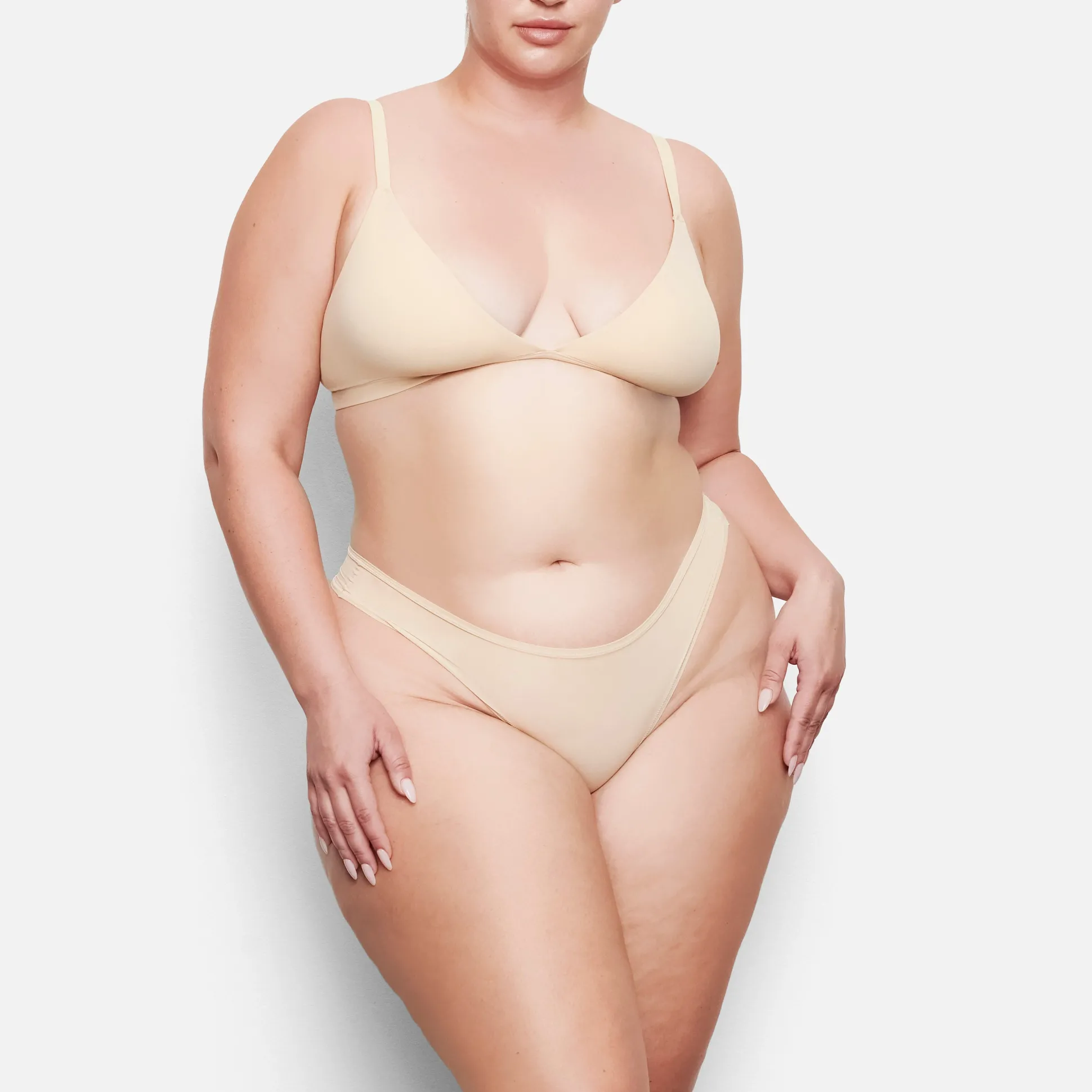 FITS EVERYBODY DIPPED FRONT THONG | SAND