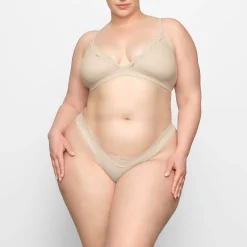 FITS EVERYBODY LACE TRIANGLE BRALETTE | SAND