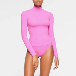 FITS EVERYBODY TURTLENECK TOP | NEON ORCHID