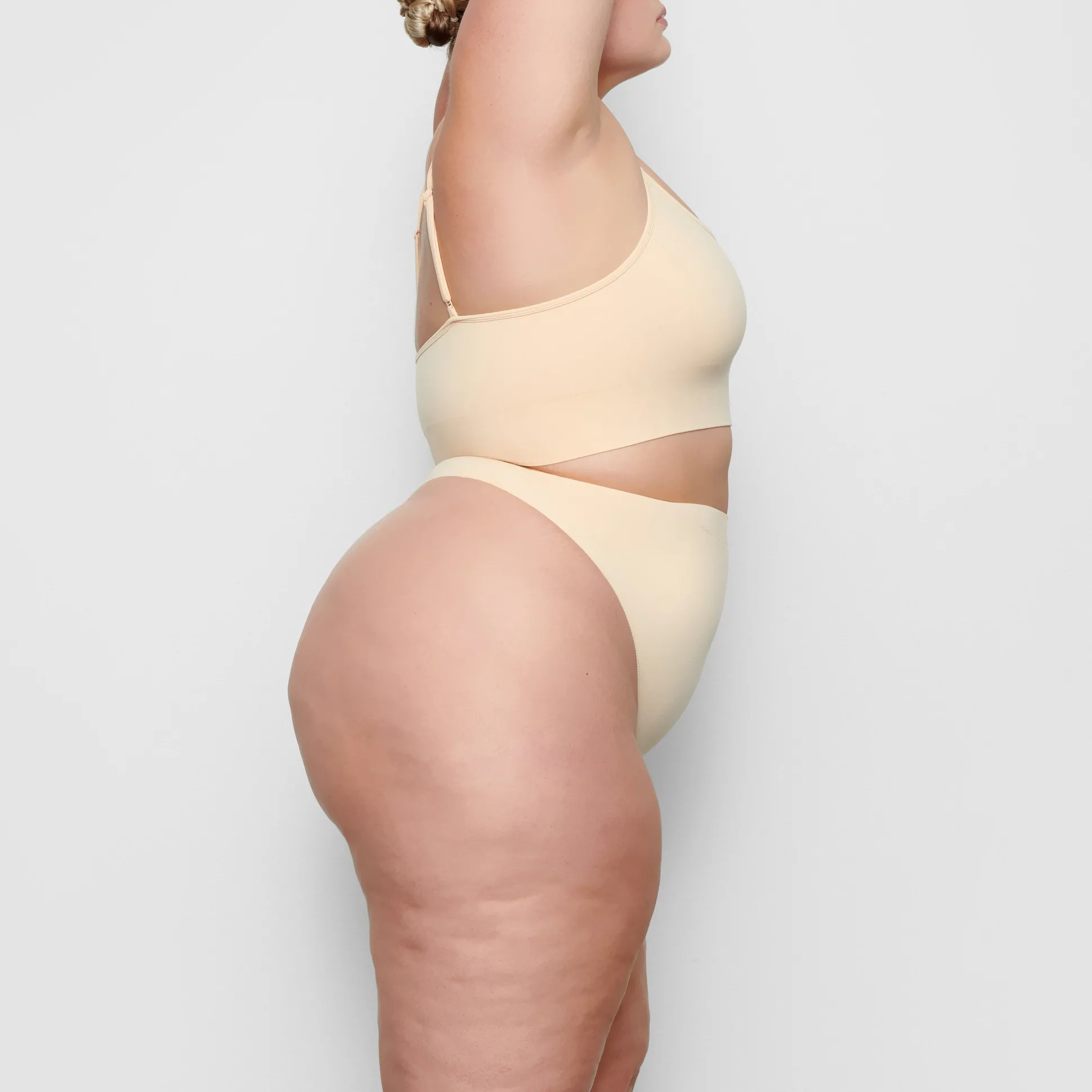 SEAMLESS SCULPT MID WAIST THONG | SAND