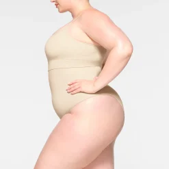 SEAMLESS SCULPT SCOOP NECK BRALETTE | SAND