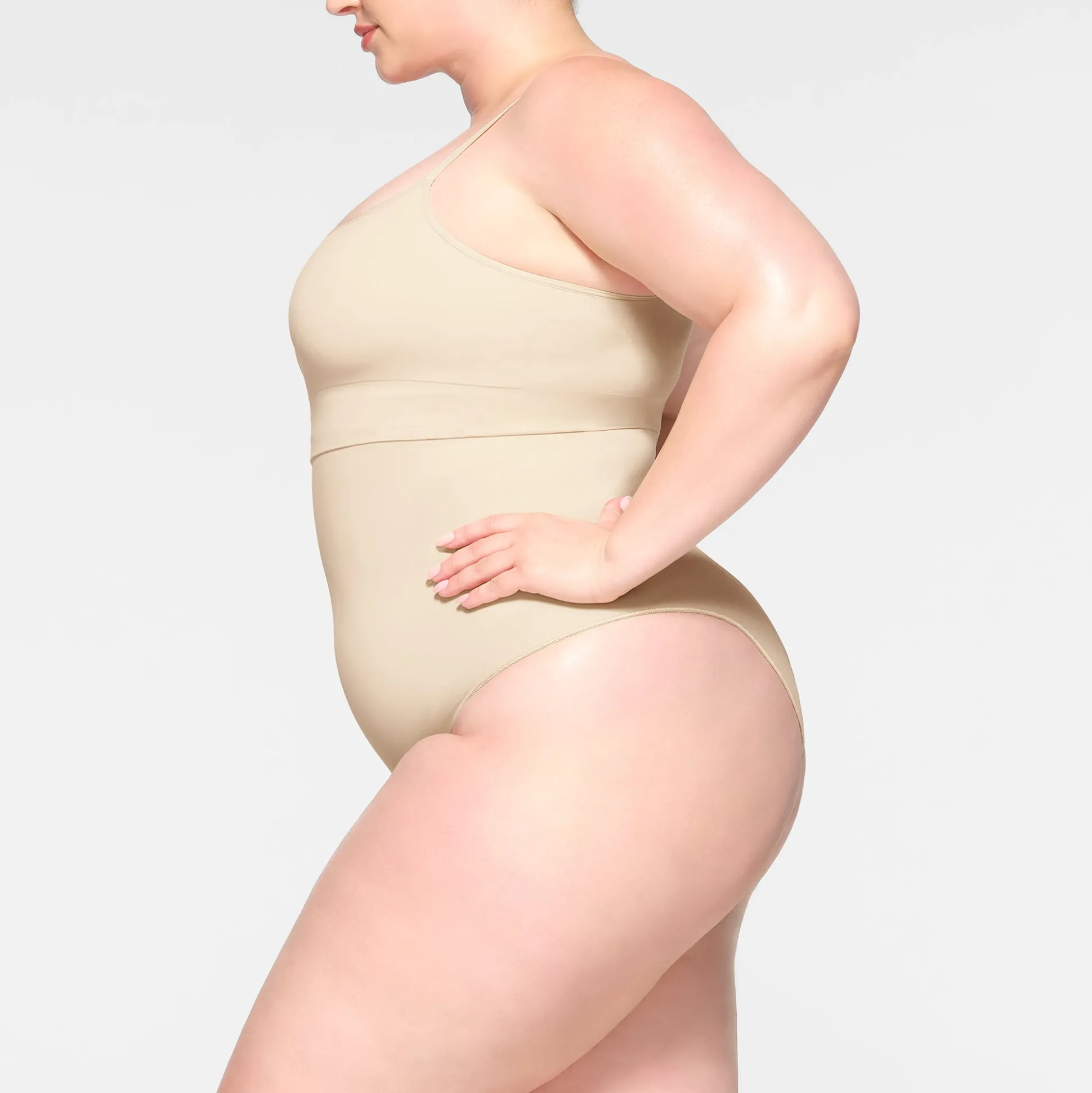SEAMLESS SCULPT SCOOP NECK BRALETTE | SAND