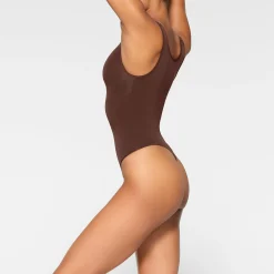 SEAMLESS SCULPT SCOOP NECK THONG BODYSUIT | COCOA