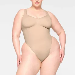 SEAMLESS SCULPT SCOOP NECK THONG BODYSUIT | MICA