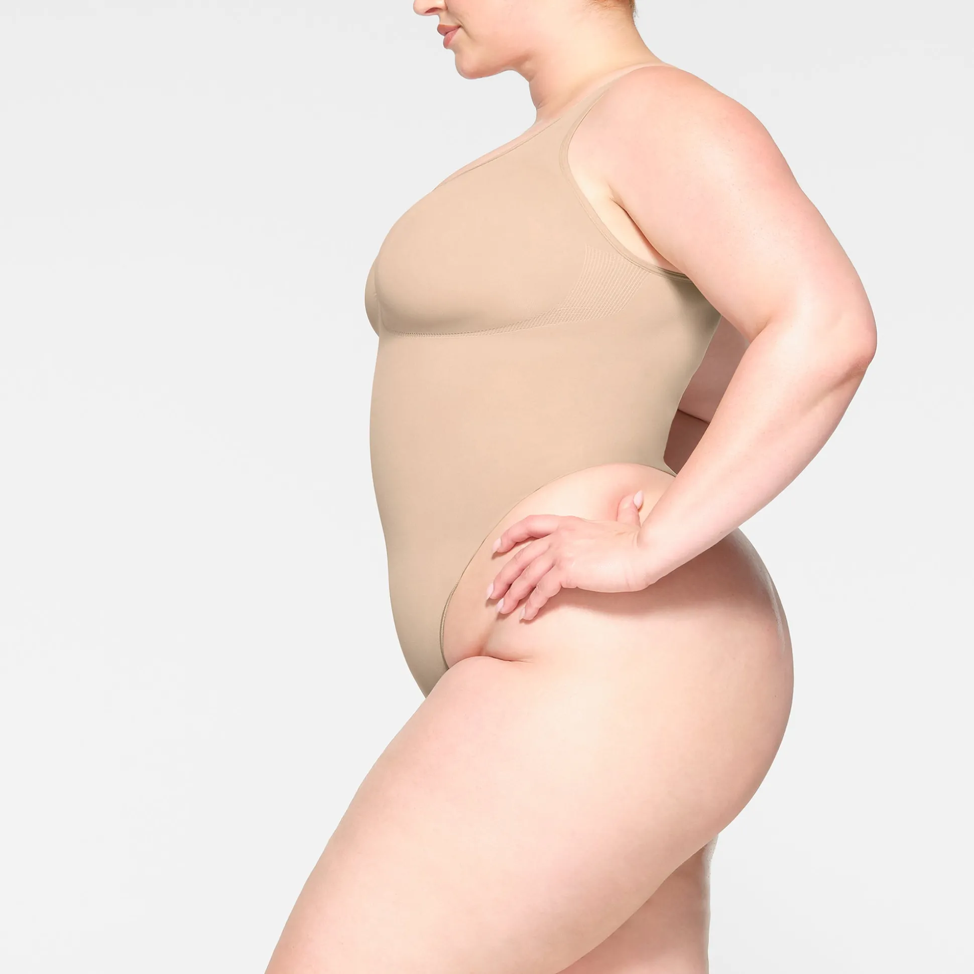 SEAMLESS SCULPT SCOOP NECK THONG BODYSUIT | MICA