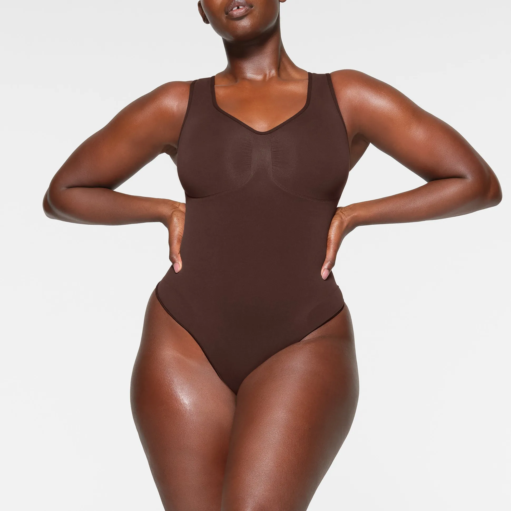 SEAMLESS SCULPT SCOOP NECK THONG BODYSUIT | ESPRESSO