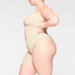SEAMLESS SCULPT SOLUTION SHORT LEFT LEG EXPOSED | SAND