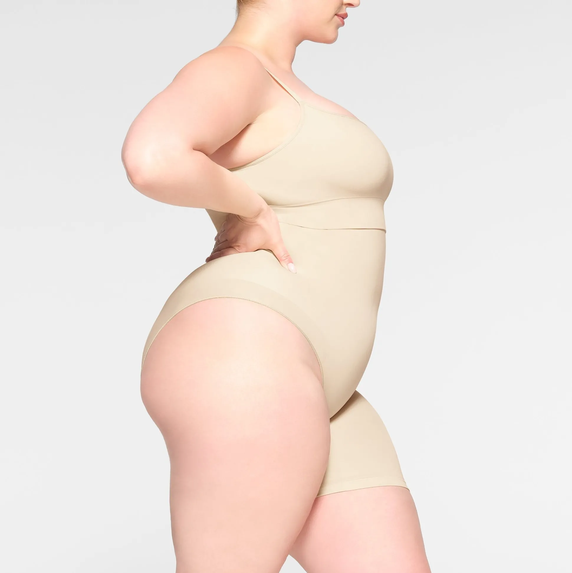 SEAMLESS SCULPT SOLUTION SHORT RIGHT LEG EXPOSED | SAND