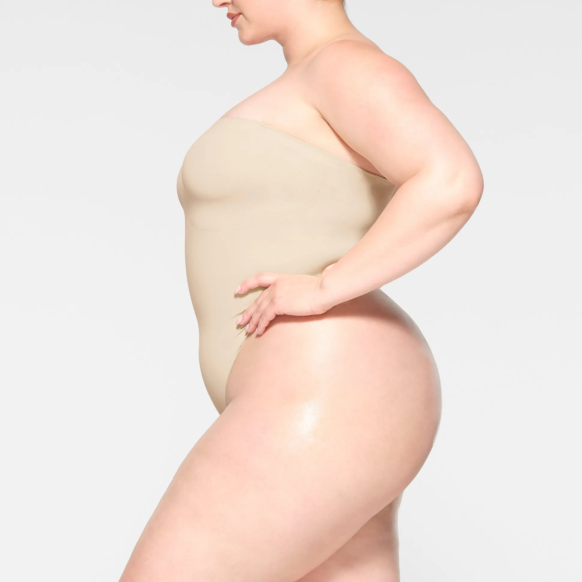 SEAMLESS SCULPT STRAPLESS THONG BODYSUIT | SAND