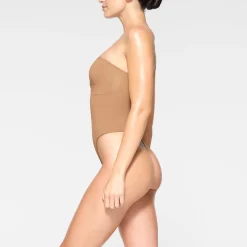 SEAMLESS SCULPT STRAPLESS THONG BODYSUIT | OCHRE