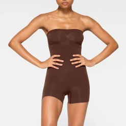 SEAMLESS SCULPT STRAPLESS SHORTIE BODYSUIT | COCOA