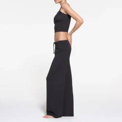 SKIMS SLEEP STRAIGHT NECK CROPPED CAMI | ONYX