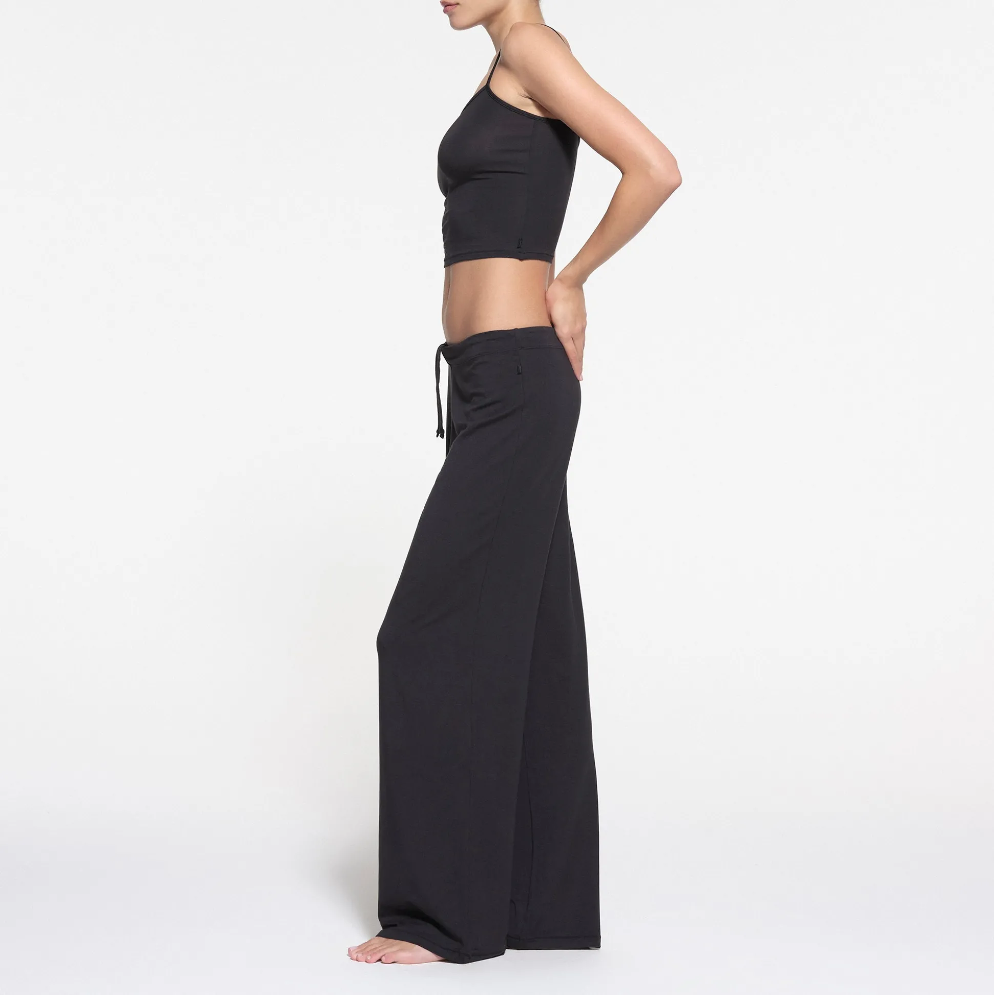 SKIMS SLEEP STRAIGHT NECK CROPPED CAMI | ONYX