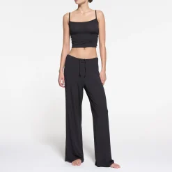 SKIMS SLEEP STRAIGHT NECK CROPPED CAMI | ONYX