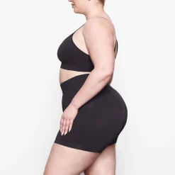 SOFT SMOOTHING SEAMLESS SHORT | ONYX