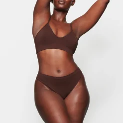 SOFT SMOOTHING SEAMLESS THONG | COCOA